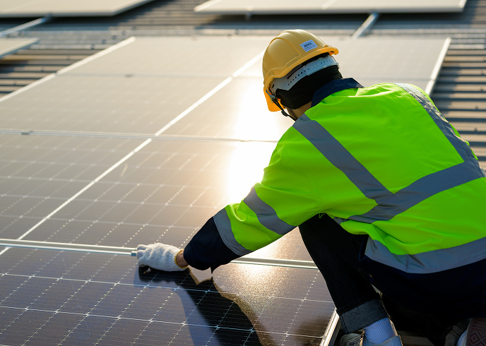 Muž přidělává solární panel